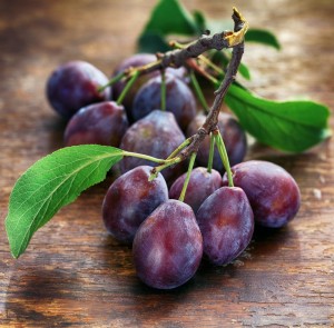 fresh-plums-on-wooden-table
